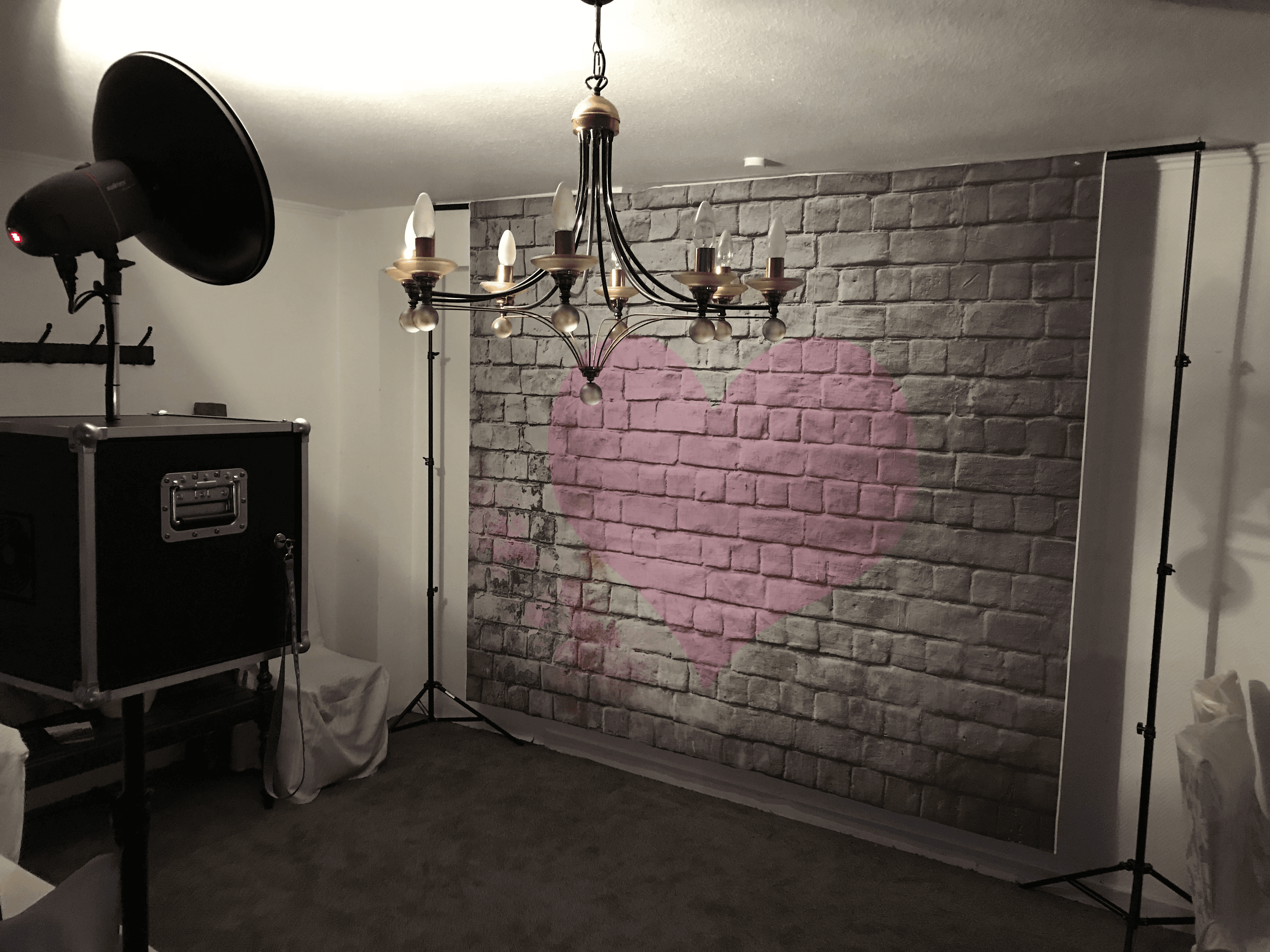 Professionelles Fotobox Setup mit Backsteinwand und Beleuchtung