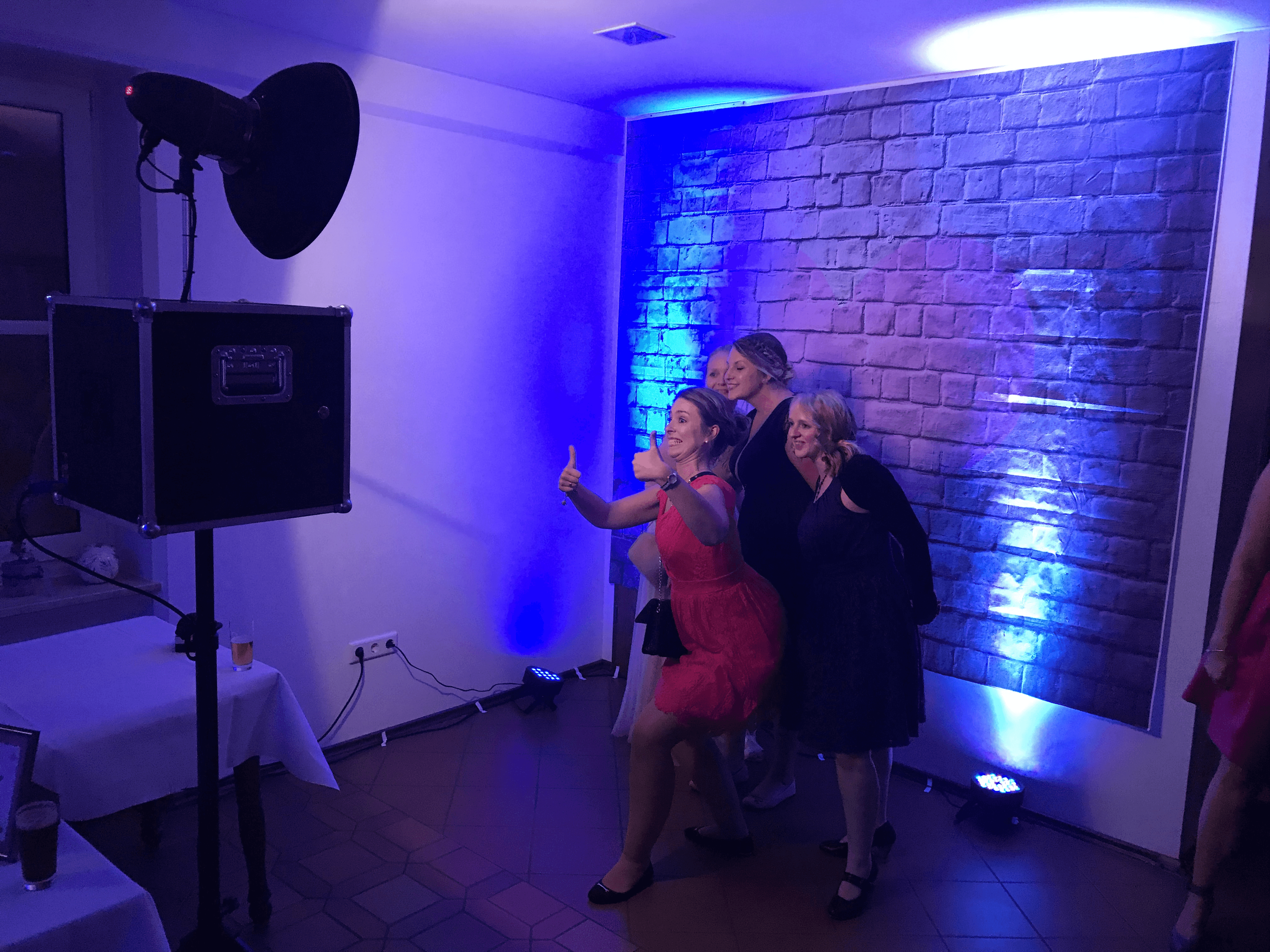Gäste haben Spaß vor der Fotobox bei einer Party